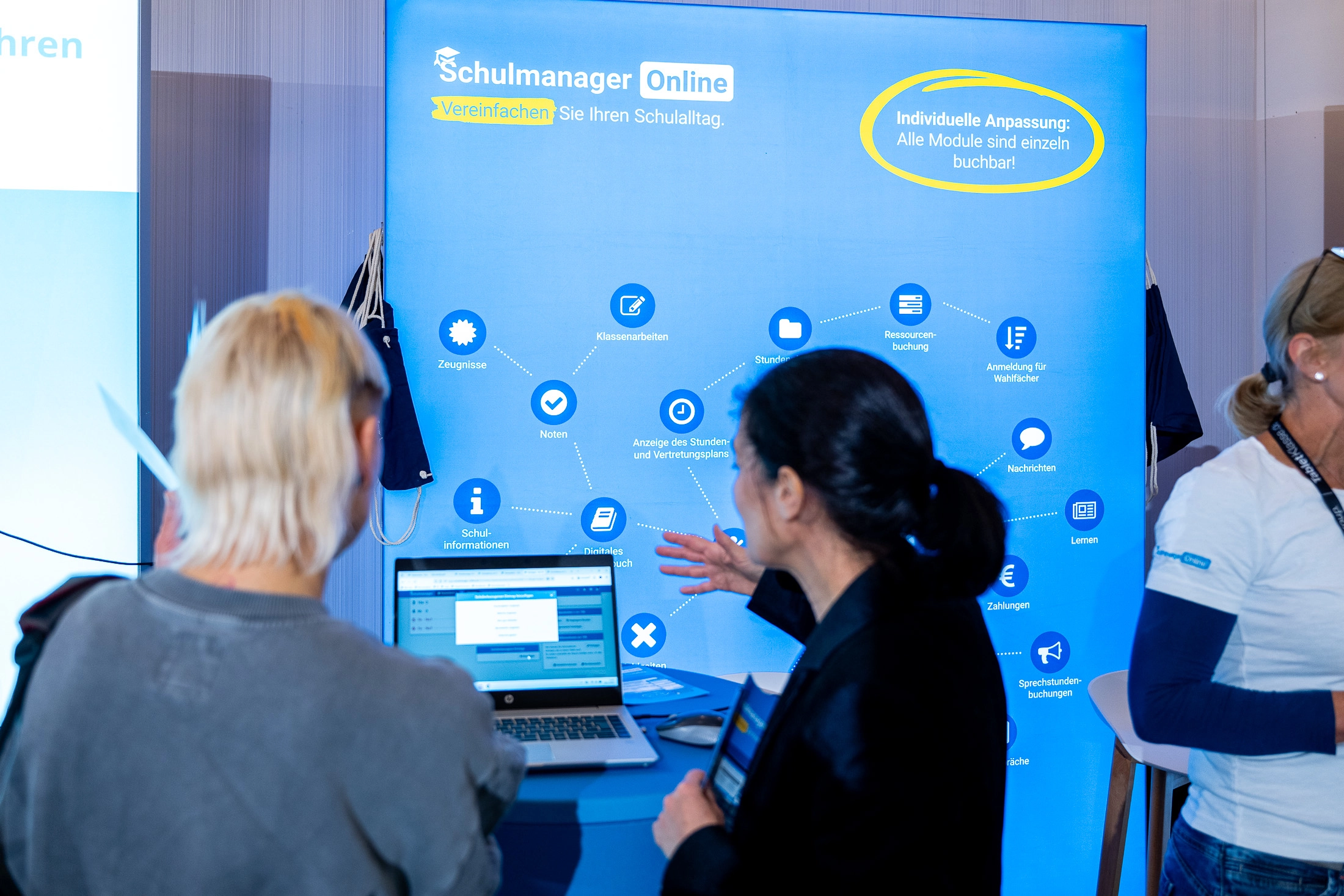Messe-Stand von Schulmanager Online, zwei Personen sind im Gespräch