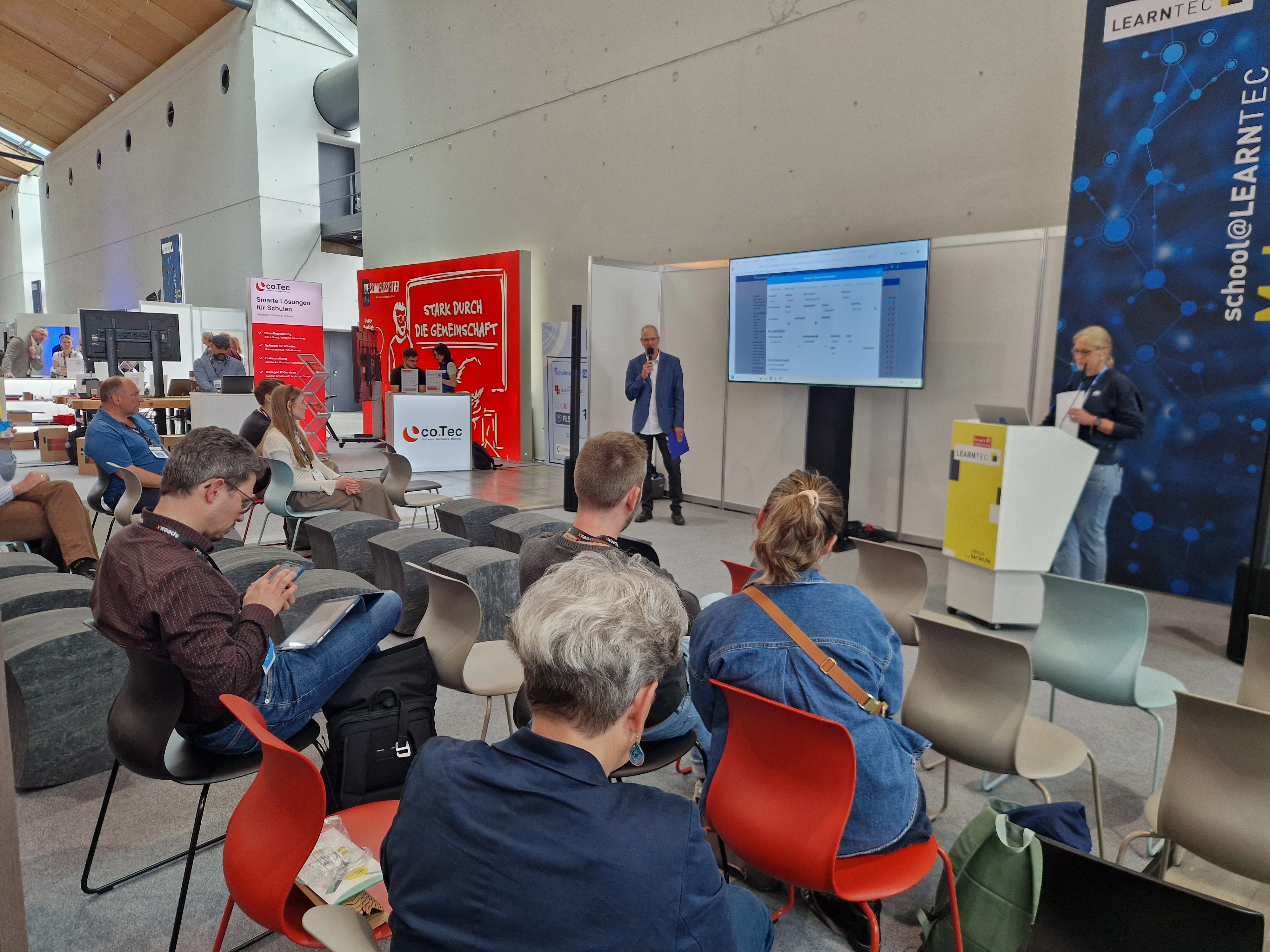 Peter Jock und Petra Monka beim Vortrag am mobile.schule Gemeinschaftsstand