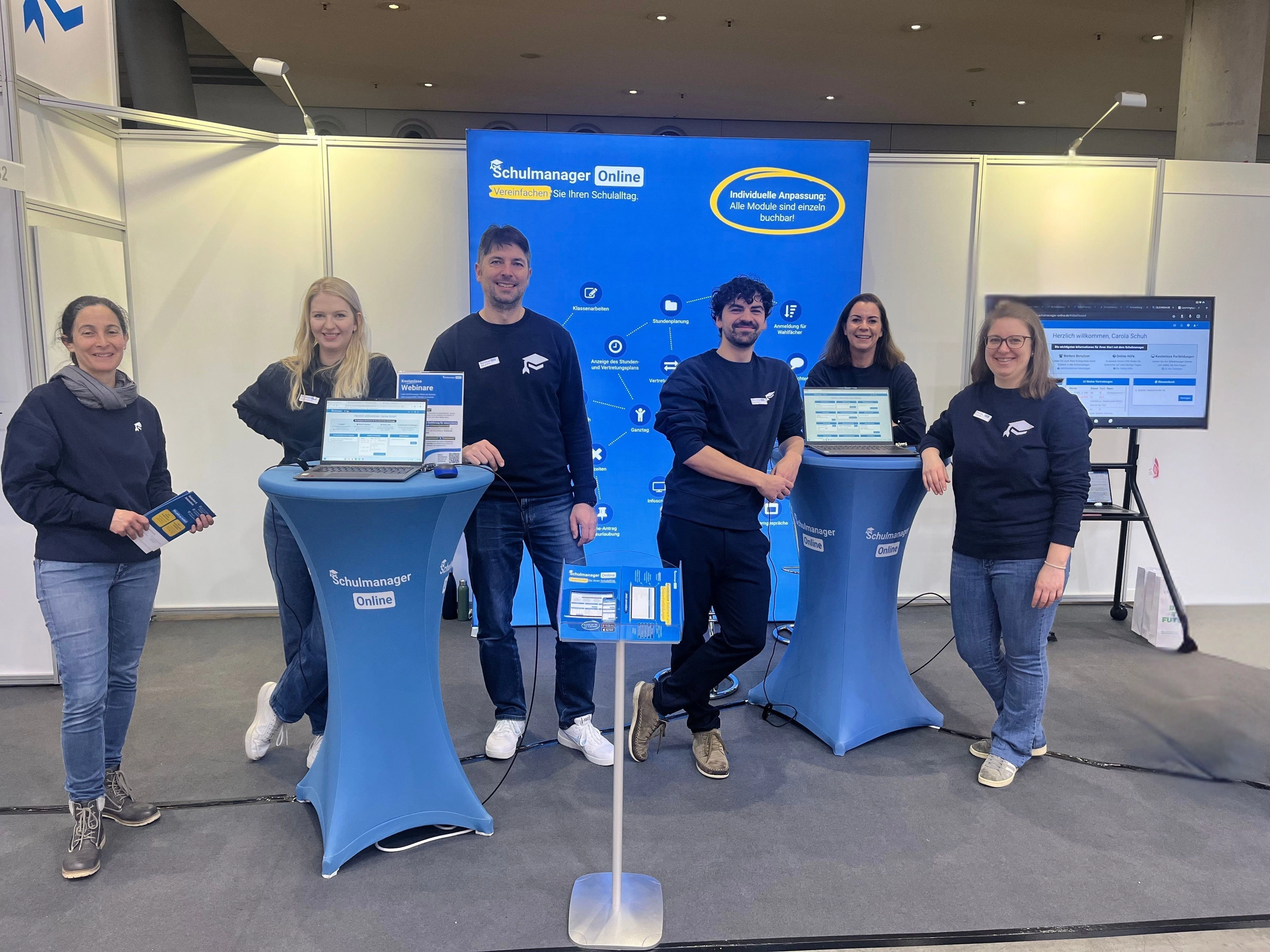 Messestand von Schulmanager Online mit Mitarbeitenden