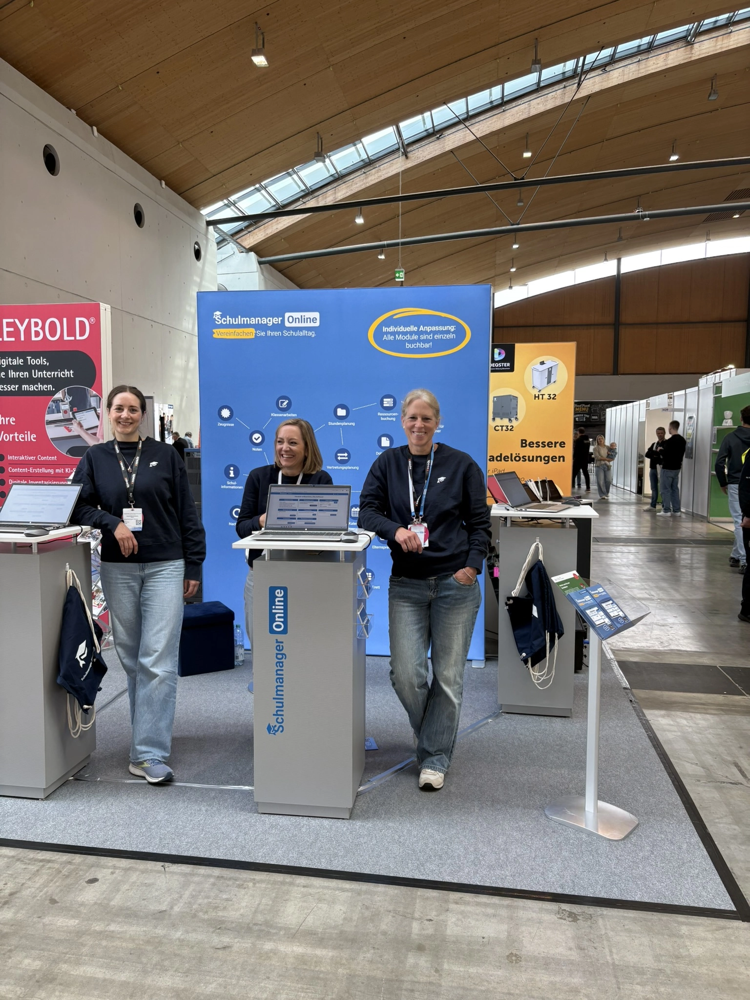 Das Team von Schulmanager Online am Messestand auf der Learntec