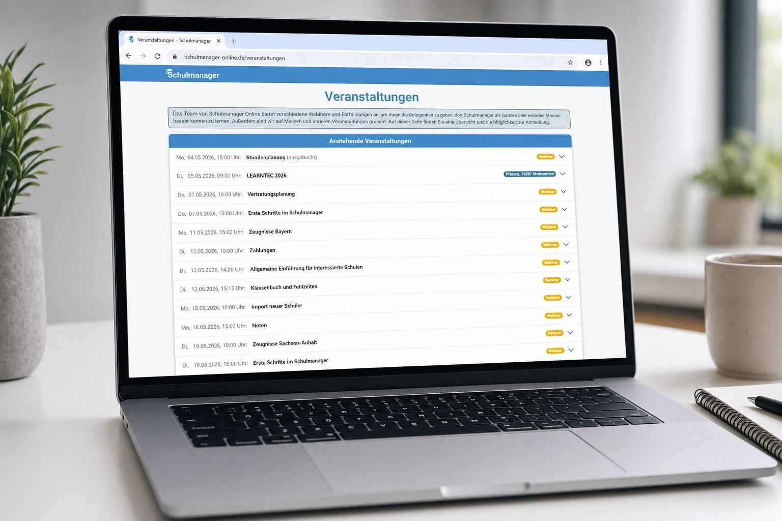 Aufgeklappter Laptop, darauf zu sehen ist die Übersicht der Webinar- und Veranstaltungstermine von Schulmanager Online